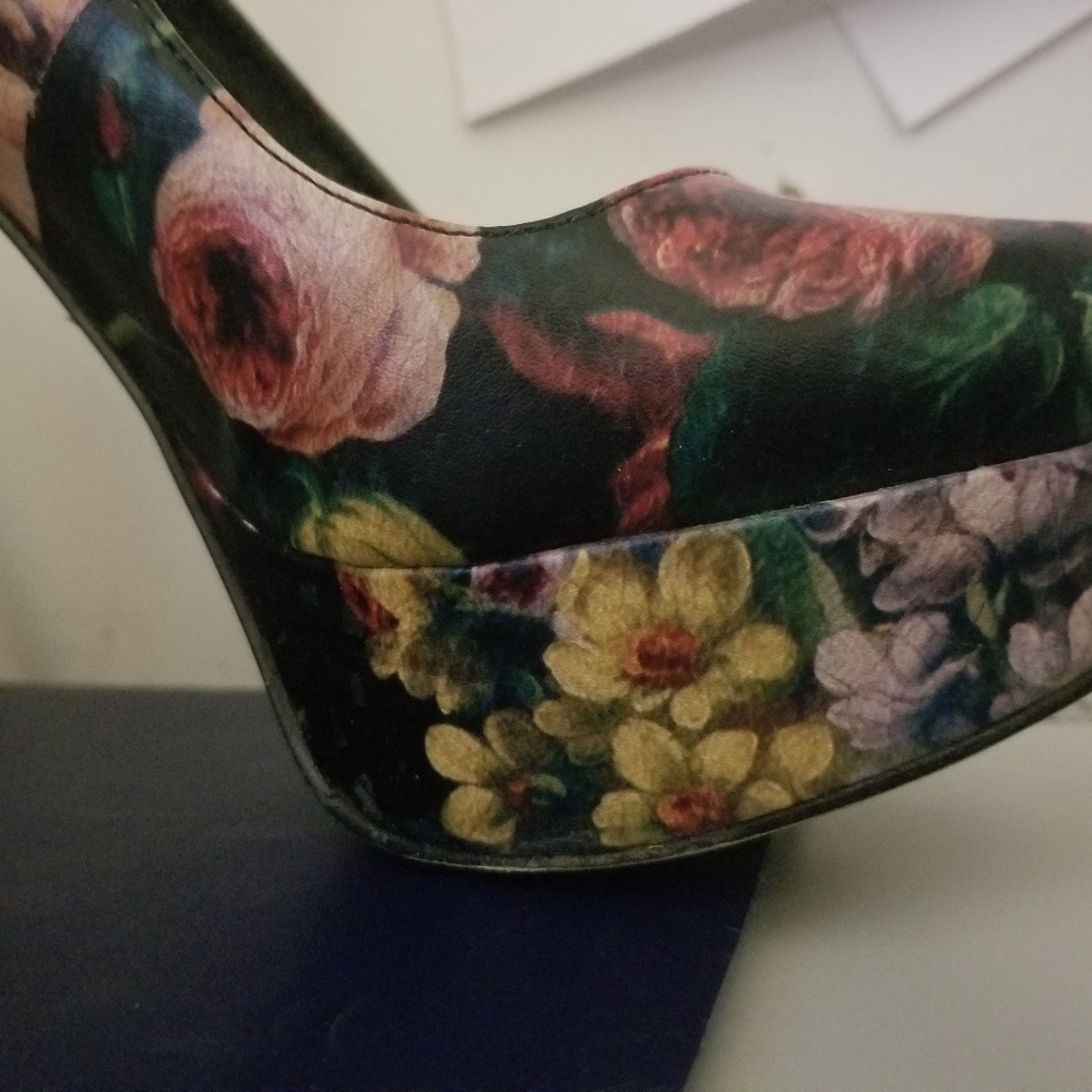 Heels - Picture 3 of 3